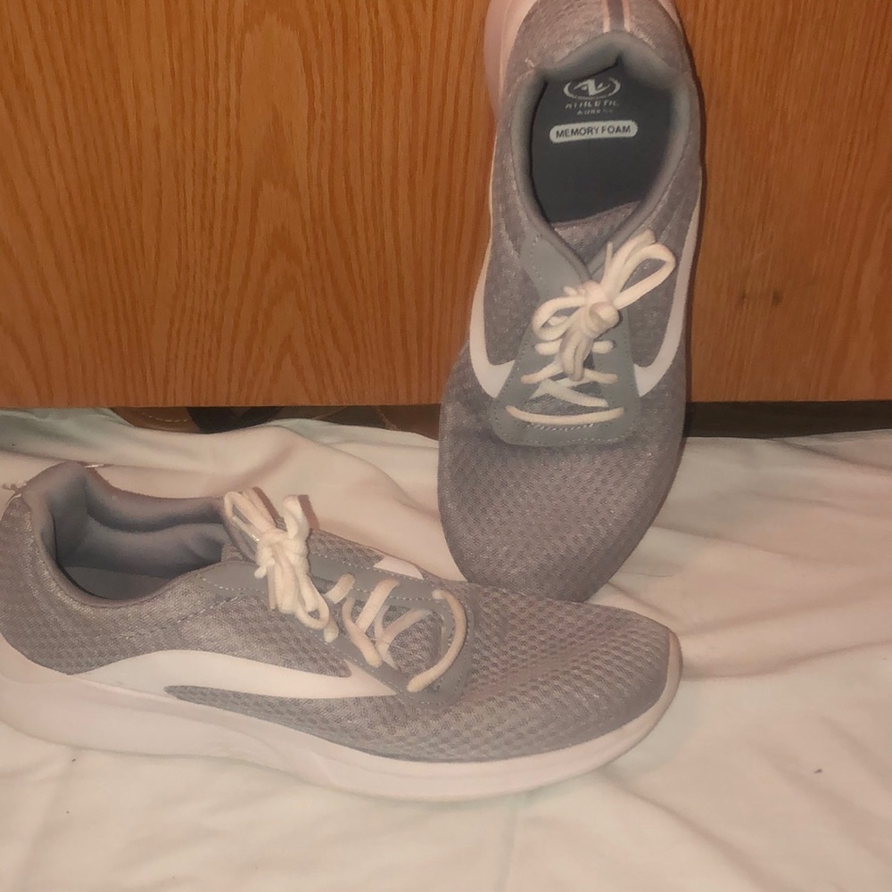 Tennis shoes